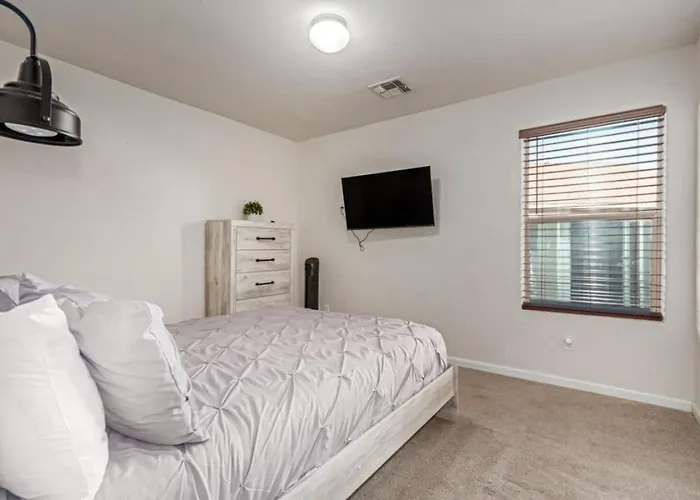 Beautifully Decorated Homeavondaleprivatepool Holiday home Avondale